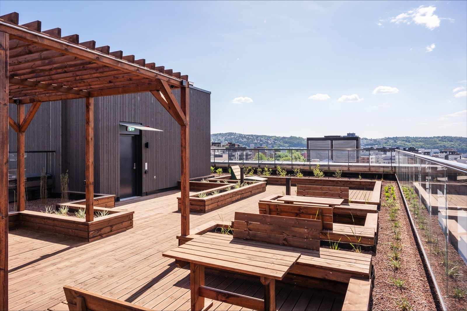 Pent opparbeidet med flere sittegrupper, pergola og plantekasser Galleribilde