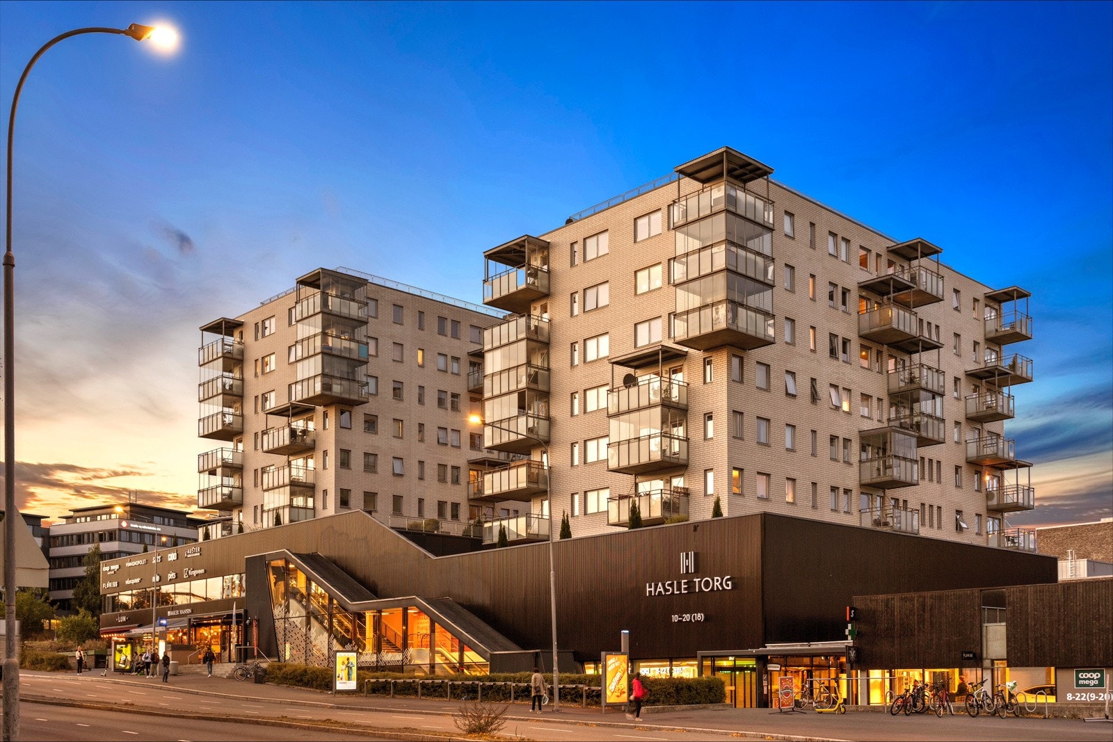 Hasle Torg med blant annet Sats, Coop Mega, Vinmonopol, Baker Hansen, Jernia, dyrebutikk, Nille og apotek Galleribilde
