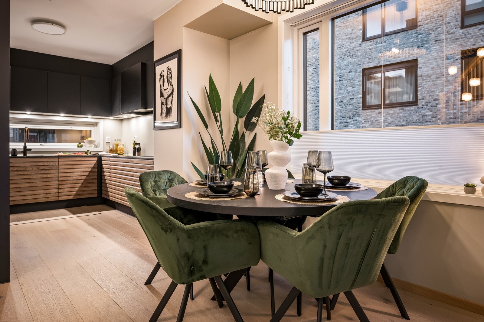 Med god plass til spisebord, kan du invitere venner og familie til hyggelige måltider Galleribilde