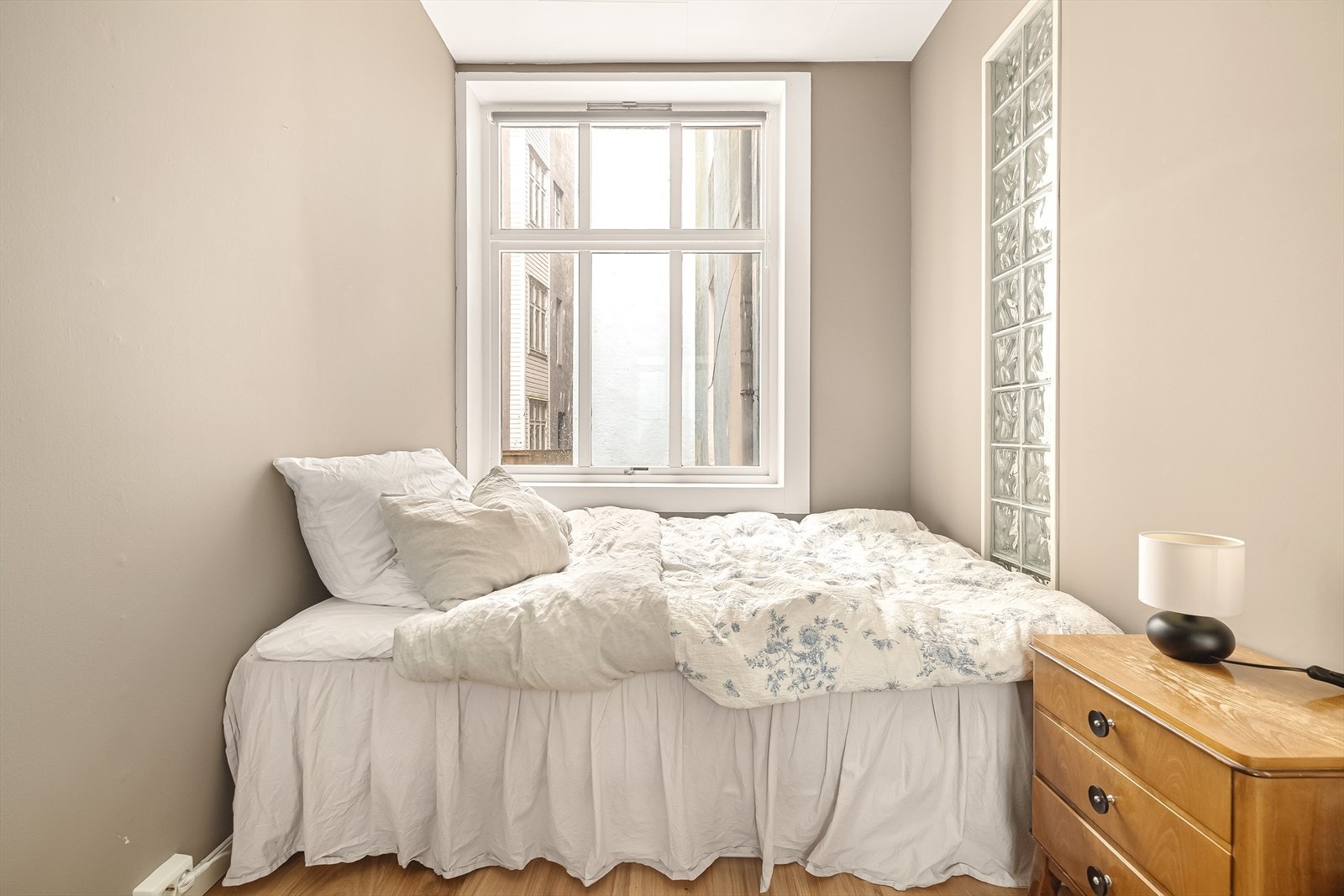 - Soverommet har store vindusflater som slipper godt med naturlig lys inn i rommet - Galleribilde