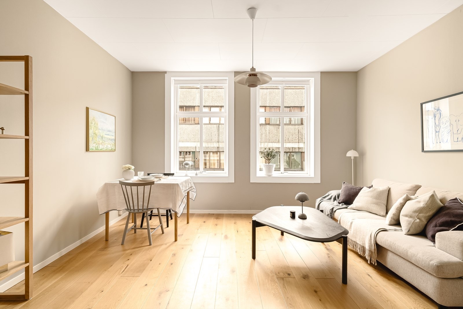 - Leiligheten byr på flere flotte kvaliteter som blant annet store flotte vinduer med sprosser og generøs takhøyde (2,7 m) - Galleribilde