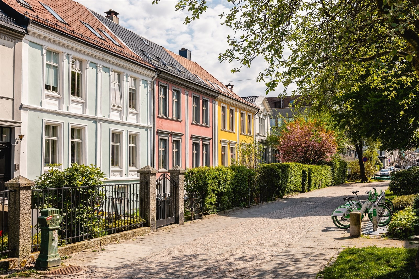 - I Fosswinkels gate kan du glede deg over å bo omgitt av vakre, ærverdige bygårder, bare en kort spasertur fra Bergen sentrum - Galleribilde