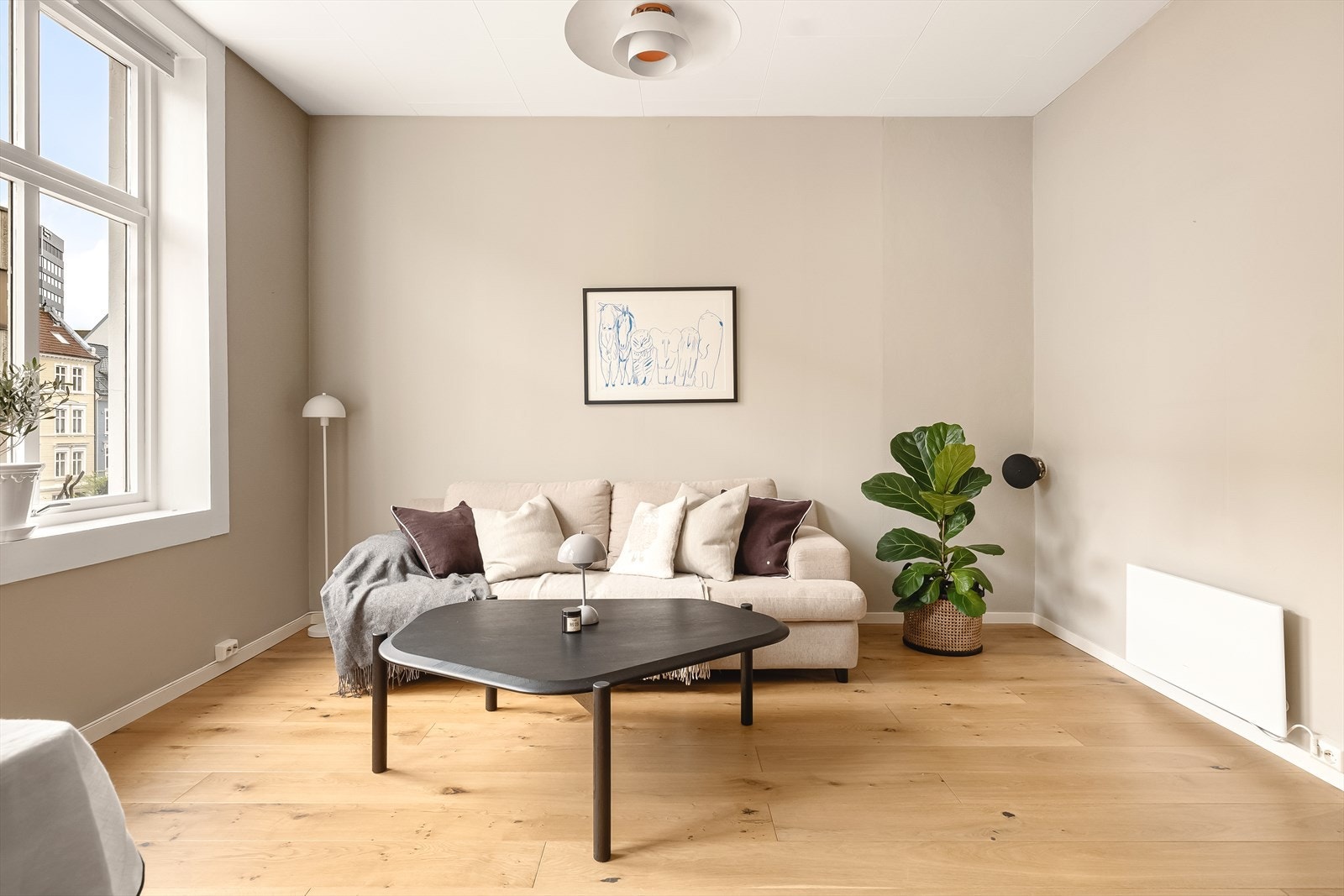 - Leiligheten varmes godt opp av vegghengt panelovn i stuen - Galleribilde