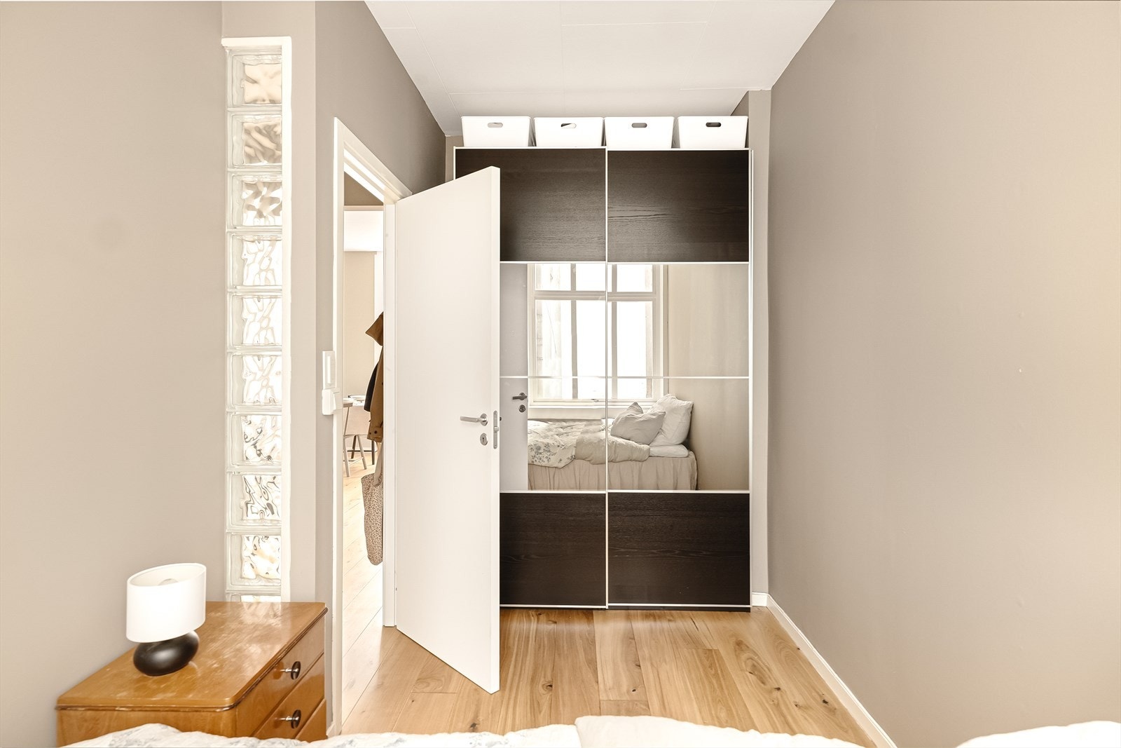 - På soverommet er det et stort garderobeskap med skyvedører og speil - Galleribilde