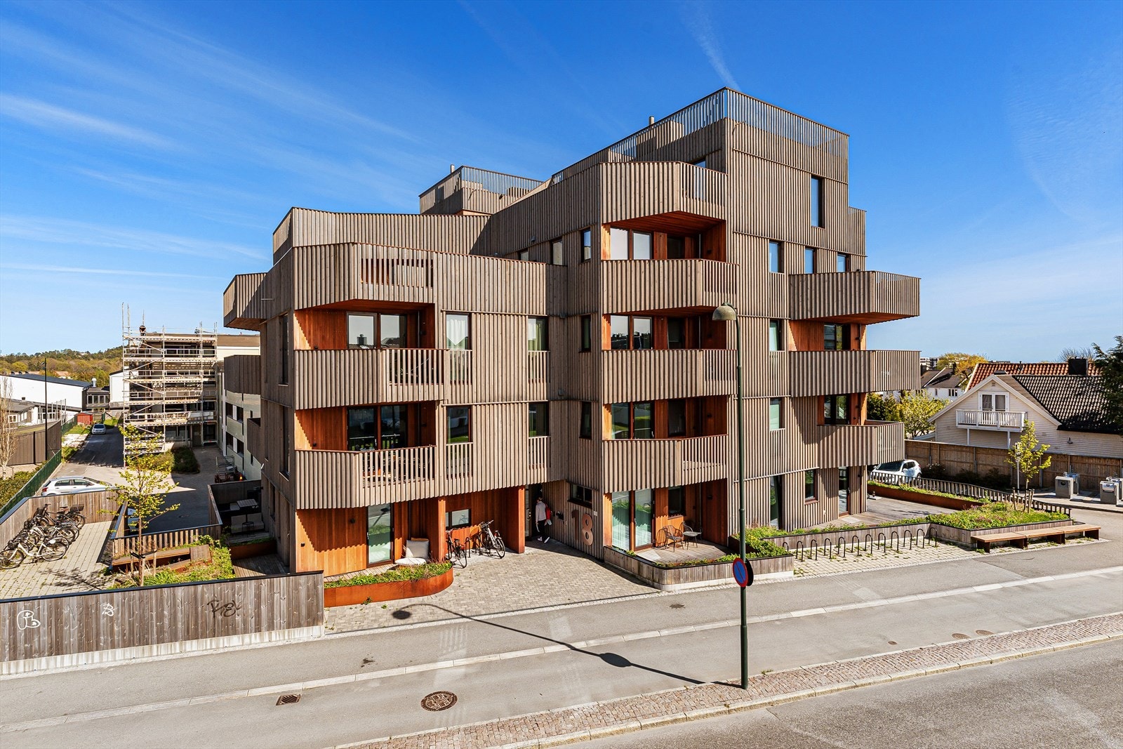 Fra leiligheten har du gang- og sykkelavstand til det aller meste. Det er også et eget område hvor du kan parkere sykkelen din, samt en ekstra bod i byggets underetg. Galleribilde