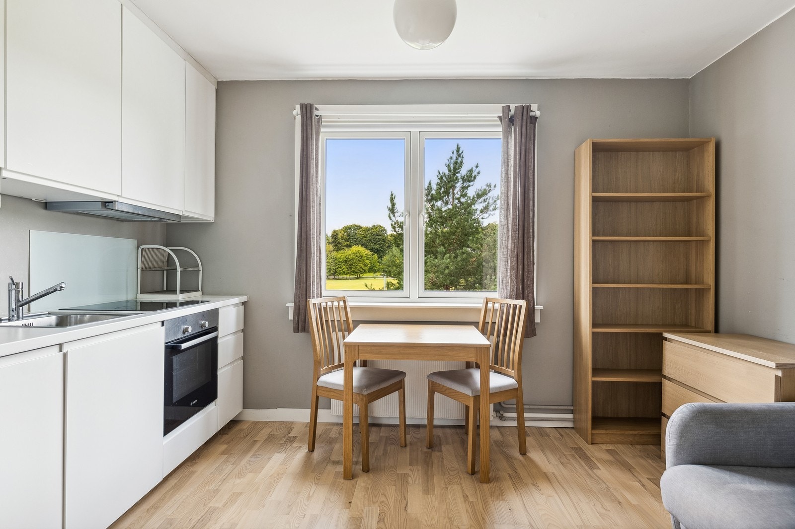 Boligen fremstår som godt vedlikeholdt og vender ut mot flotte Voldsløkka. Galleribilde