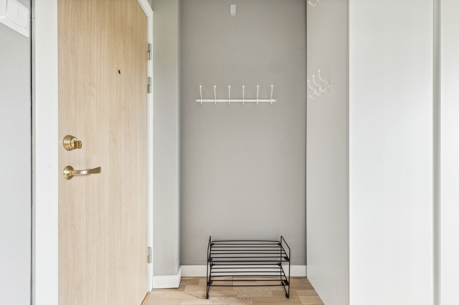 I entré er det plass til oppheng av yttertøy. Det er også garderobeskap. Galleribilde