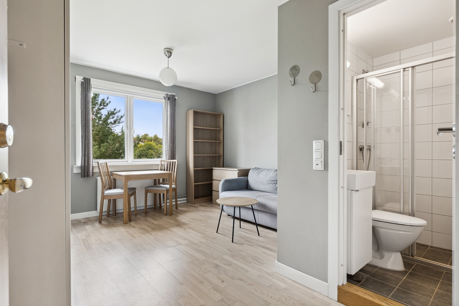 Boligen er delvis møblert med praktiske møbler som sovesofa. Galleribilde