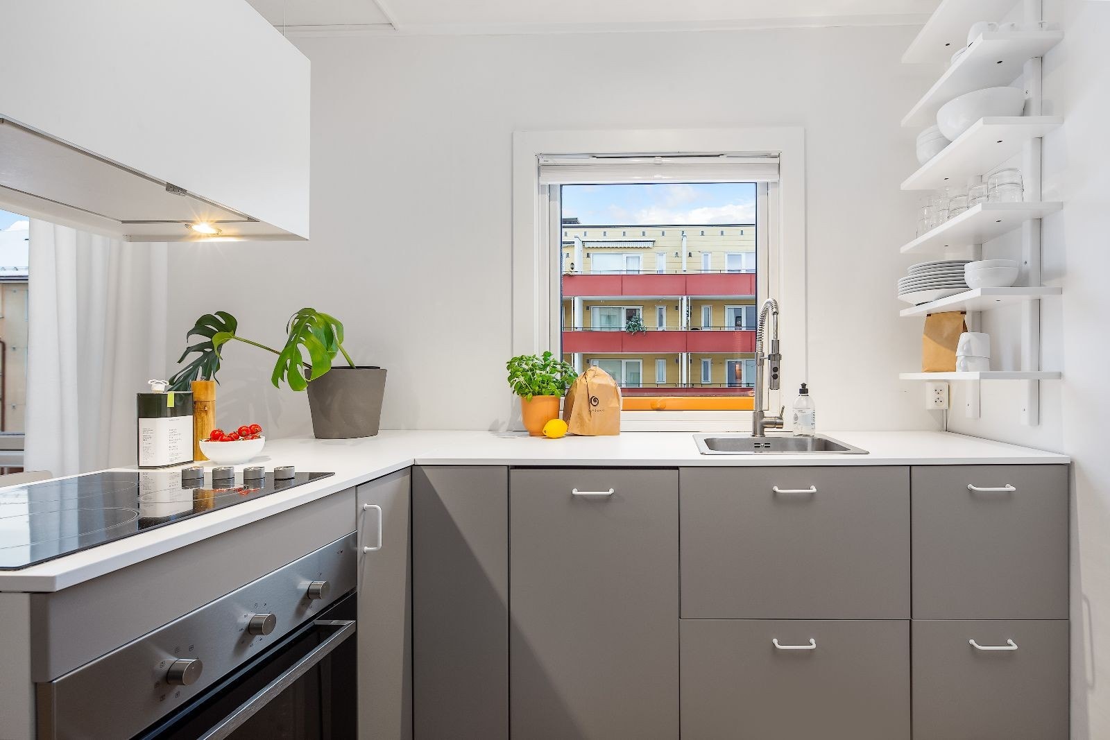 Stilrent kjøkken med integrerte hvitevarer. Galleribilde