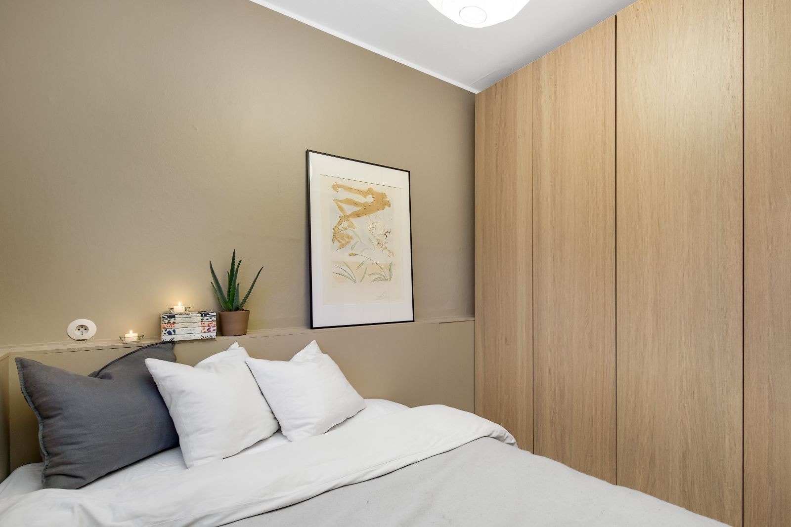 Soverom med garderobeskap. Galleribilde