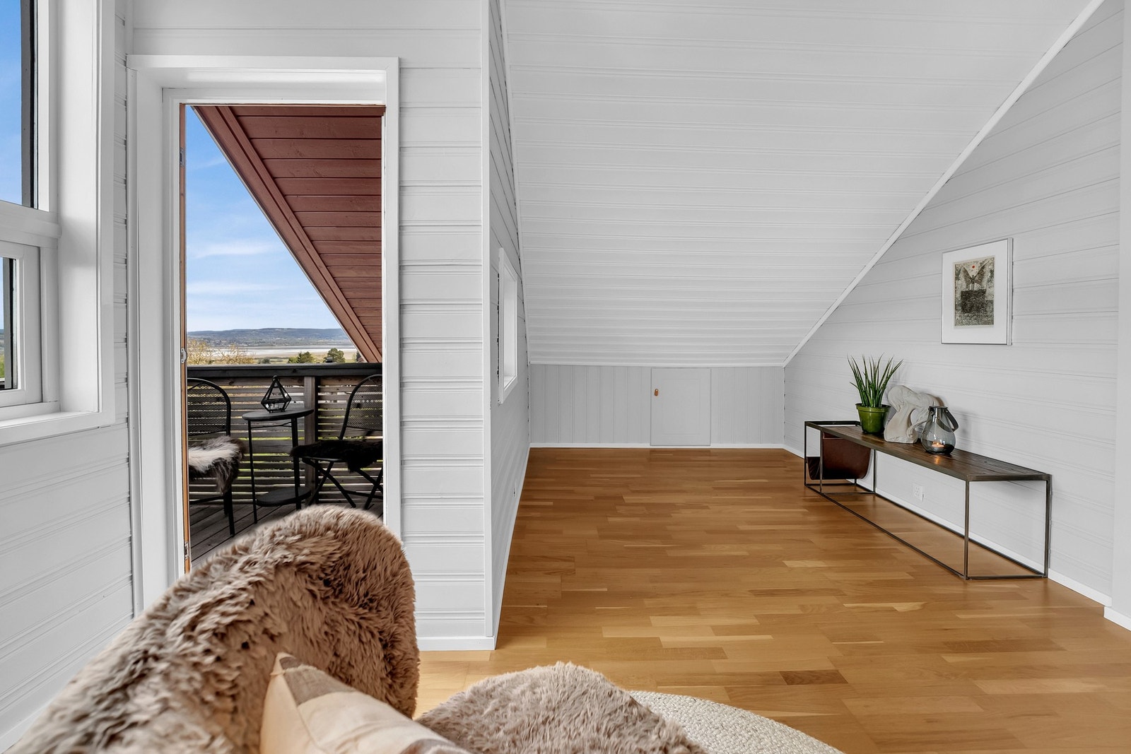 Utgang til en koselig balkong. Galleribilde