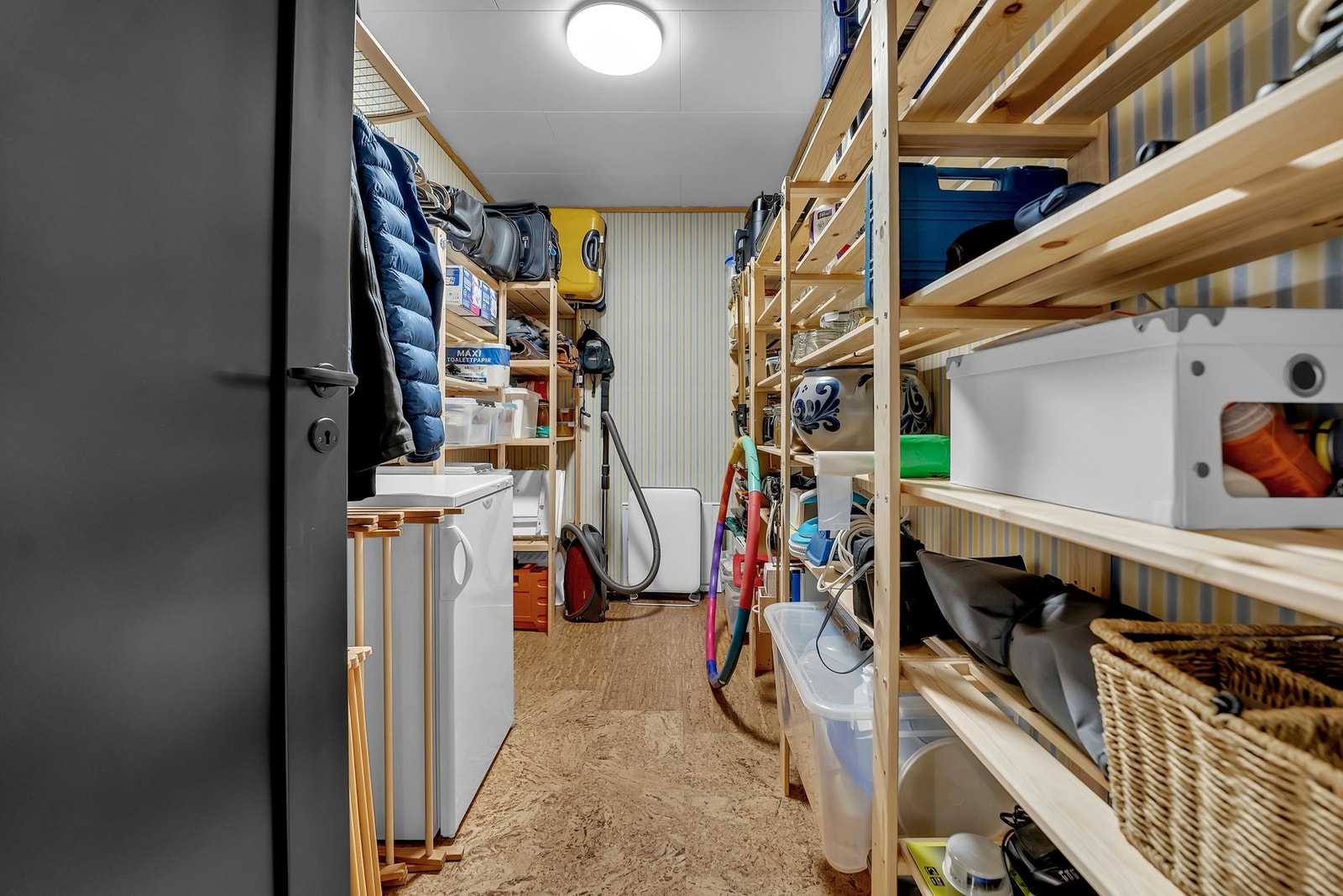 Rikelig med lagrings plass i bod i under etg. Galleribilde