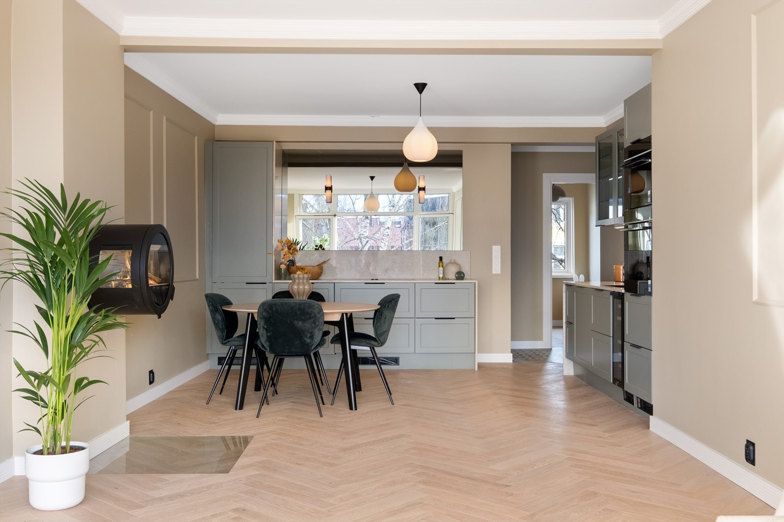 Stuen har en åpen kjøkkenløsning, noe som understreker en arealeffektiv og luftig romfølelse. Galleribilde