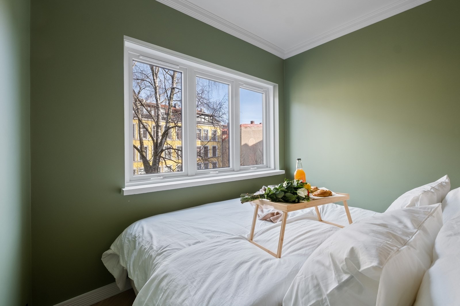 Store vindusflater som gir rikelig med luft og lys. Samtlige soverom vender mot rolig, indre gårdsrom. Galleribilde