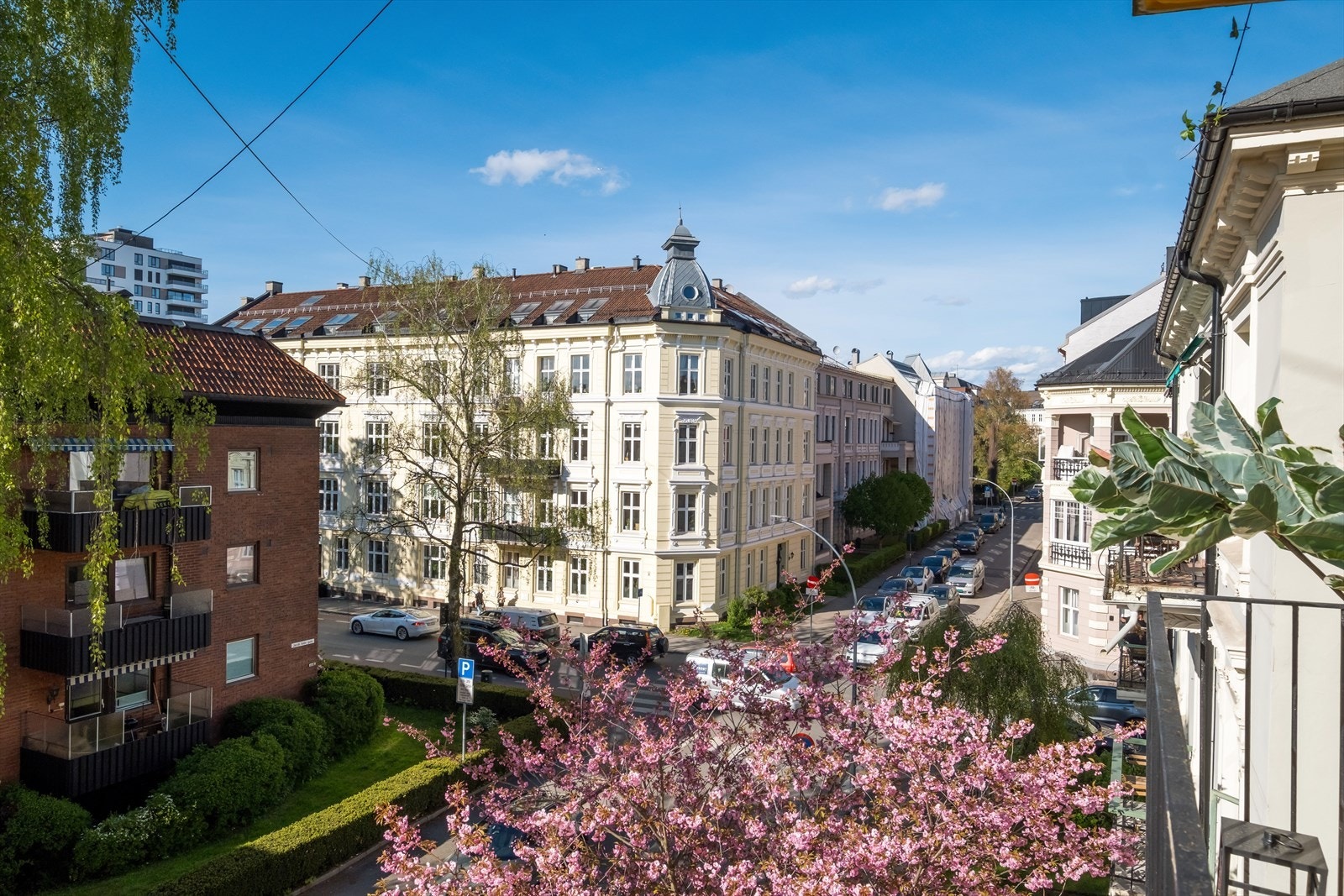 Balkongen vender mot rolig, enveiskjørt gate. Galleribilde