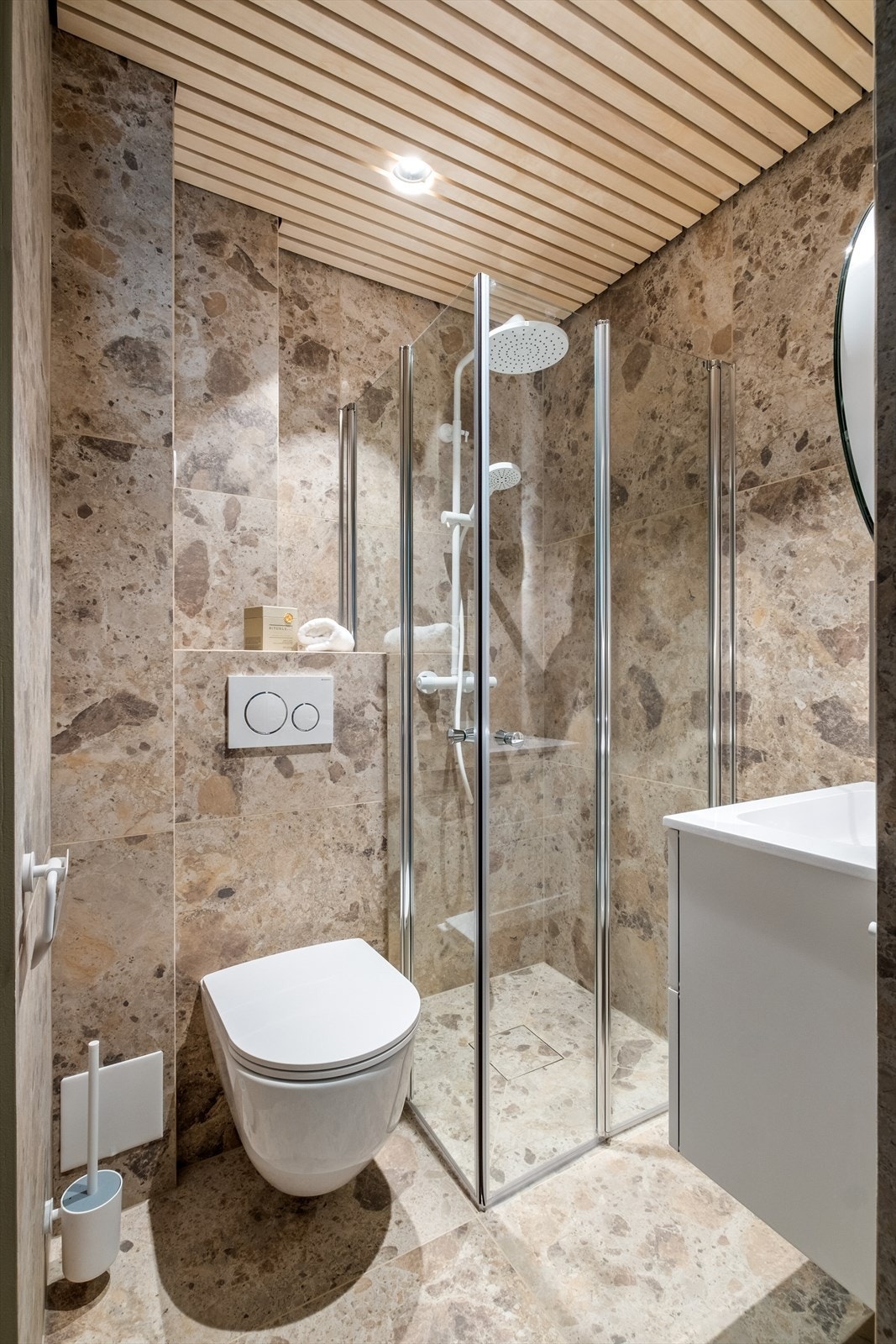 Bad 2/gjestebad fra 2025 med varme i gulvet og downlights i himling. Galleribilde