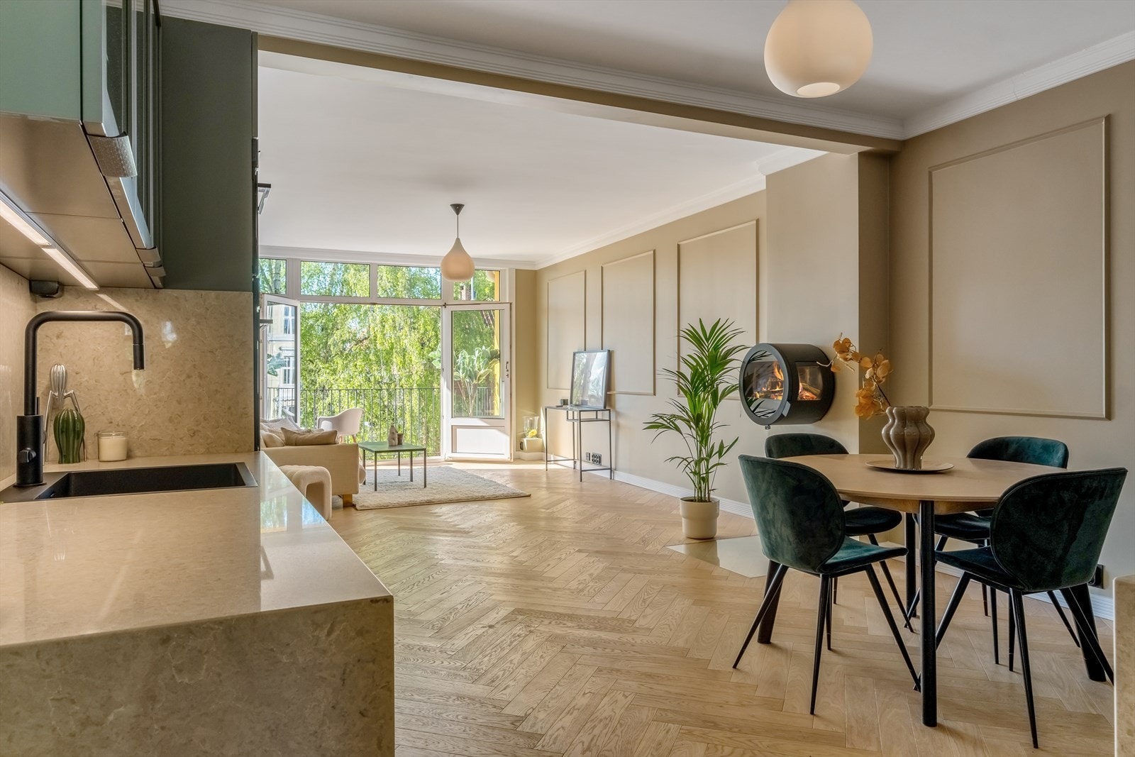 Gulv er avrettet og det er vannbåren gulvvarme i alle rom med unntak av baderommene som har varmekabler. Gulvflater er belagt med vakker fiskebensparkett. Store vindusflater som gir rikelig med luft og lys. Galleribilde