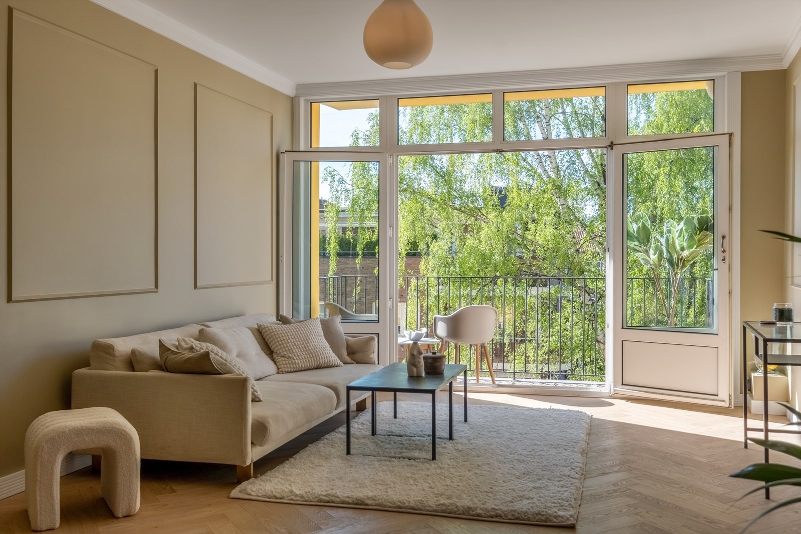 Stuen har god plass til sofagruppe med tilhørende møblement, TV-benk og spisebord. Store vindusflater sikrer optimale lysforhold. Galleribilde