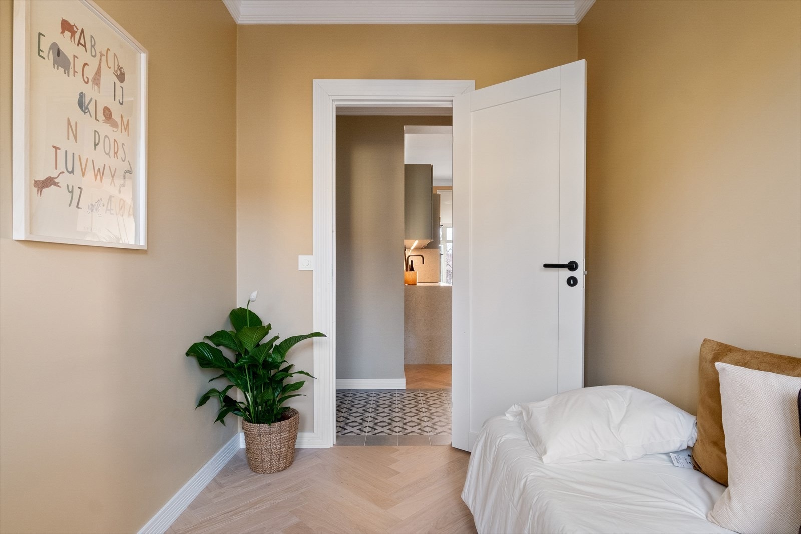 Soverom tre har plass til seng og garderobeløsning. Galleribilde