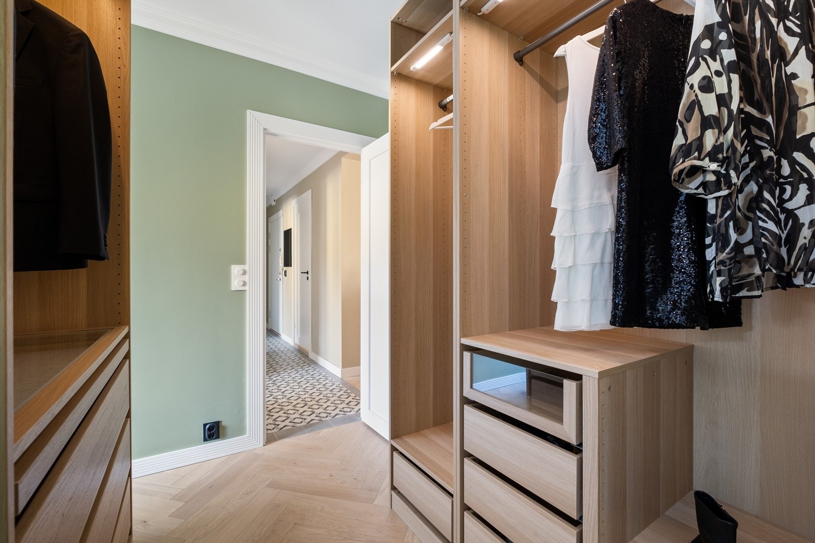 Hovedsoverommet har rikelig med oppbevaringsplass i plassbygd garderobeløsning som gir maksimal plassutnyttelse. Galleribilde