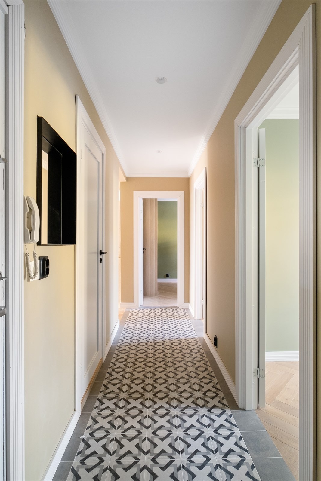 Velkommen inn! Det første som møter deg en er stor og innbydende entré som gir et godt førsteinntrykk av leiligheten. Galleribilde