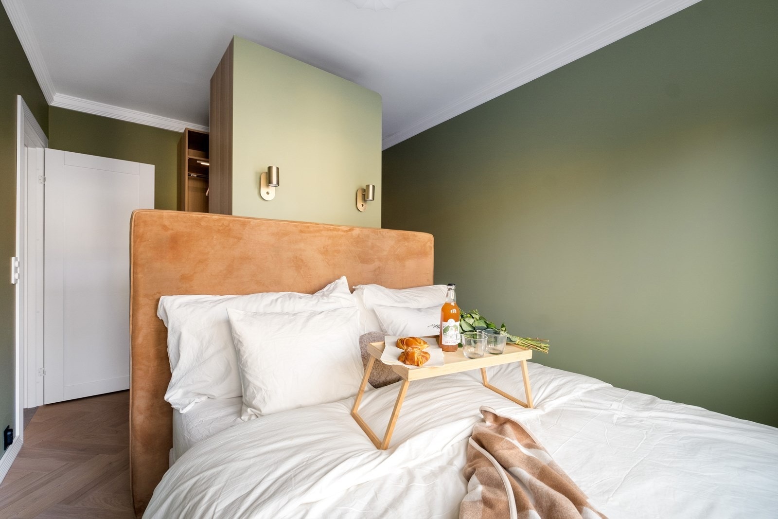 God plass til dobbeltseng med adkomst fra hver side av sengen. Galleribilde