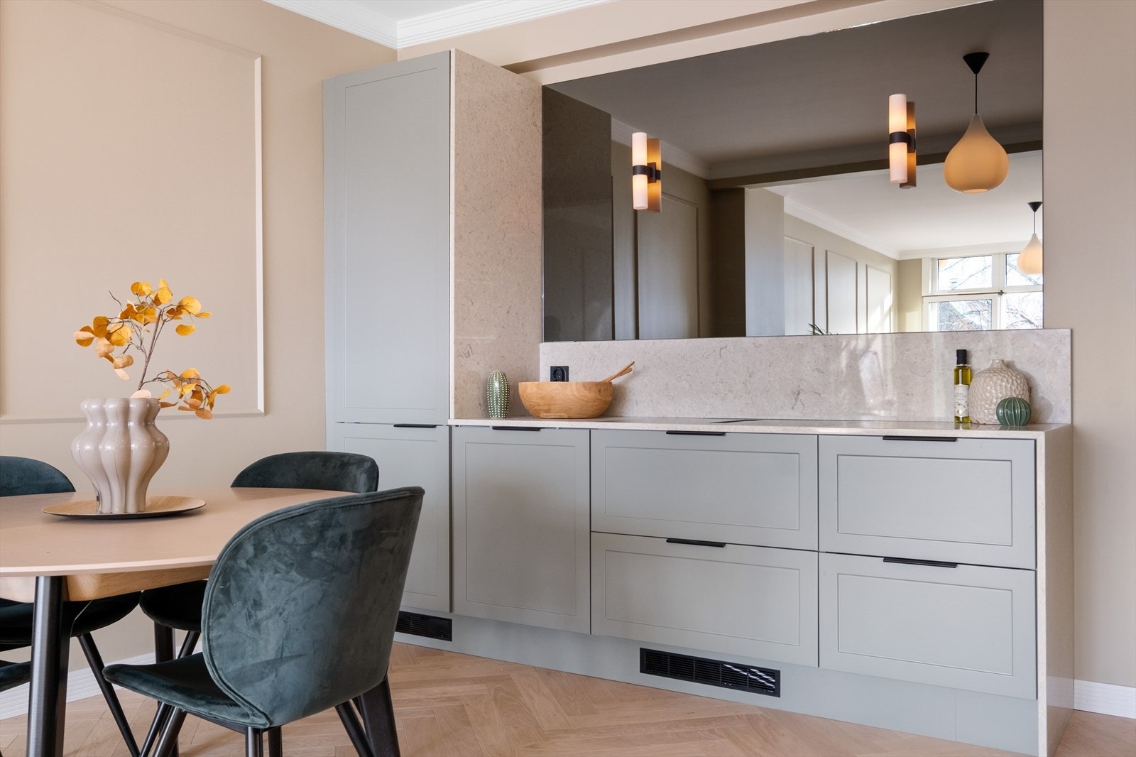 Moderne kjøkkeninnredning med profilerte fronter, benkeplate av stein med nedfelt vaskekum. Galleribilde