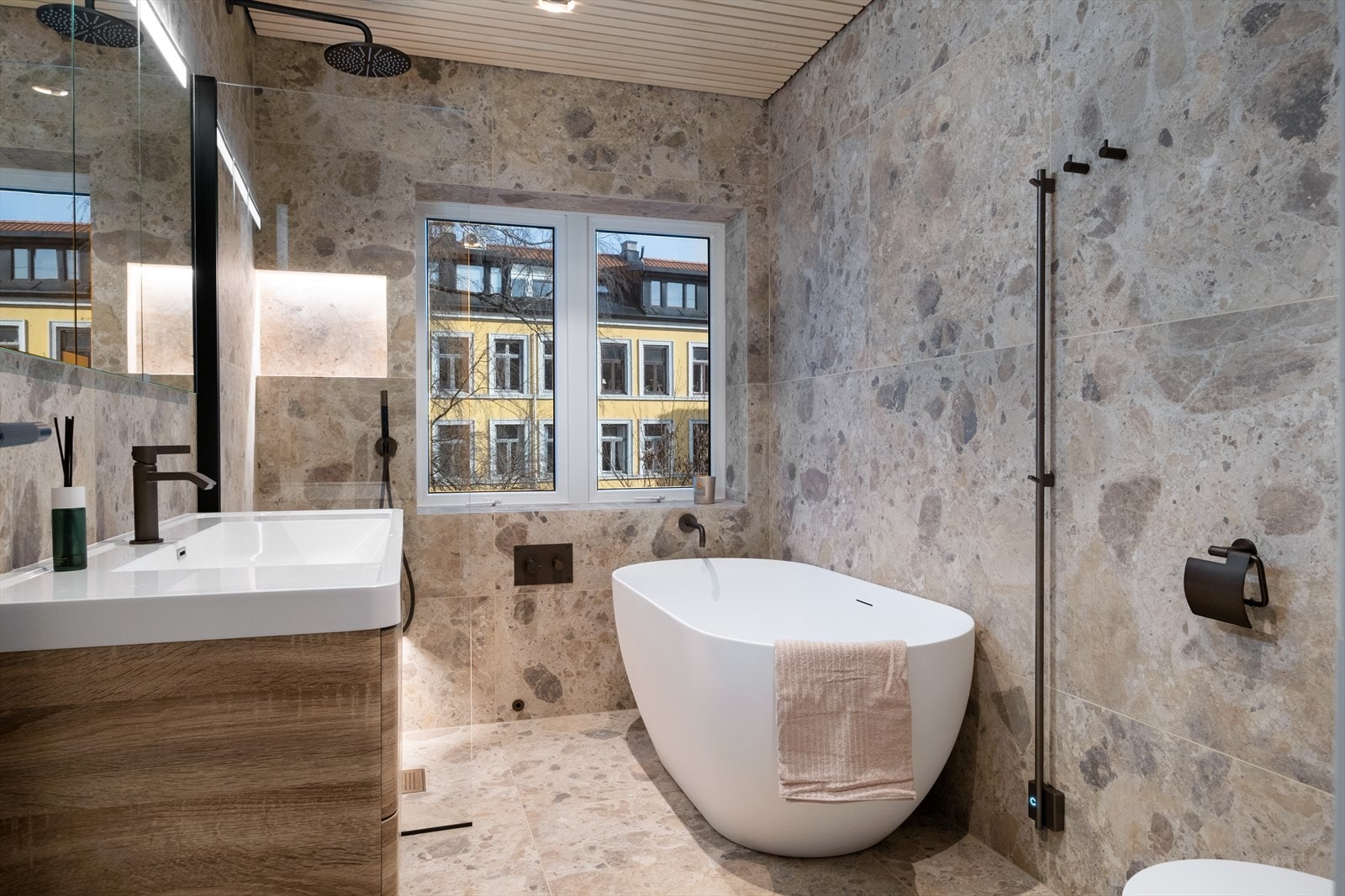 Delikat, flislagt "spabad" fra 2025 med varme i gulvet. Eksklusive porselensfliser fra Italia. Vinduet på badet har et spesielt filter som hindrer innsyn. Galleribilde