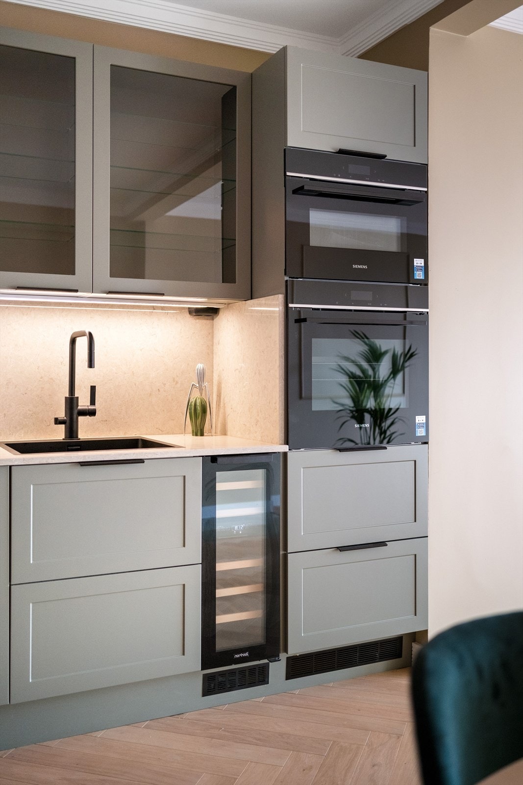 Av hvitevarer er det integrert induksjonstopp med kullfilter, stekeovn, micro, vinskap og stort kjøleskap og fryseskap. Det er montert Waterguard og komfyrvakt. Galleribilde