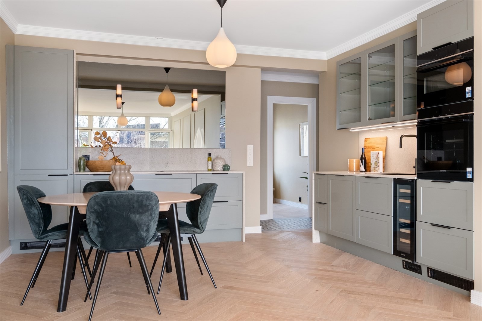 Rålekkert HTH-kjøkken fra 2025 med eksklusiv, stein benkeplate. Galleribilde