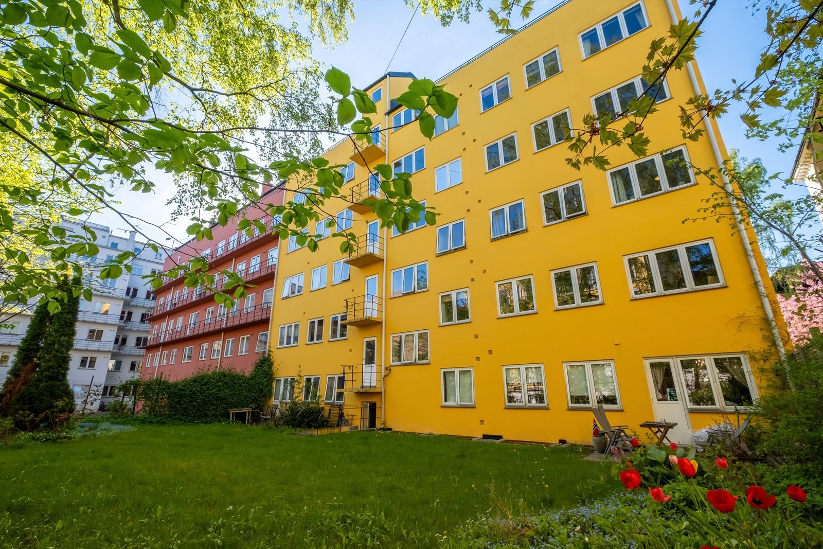 Bakgård. Galleribilde