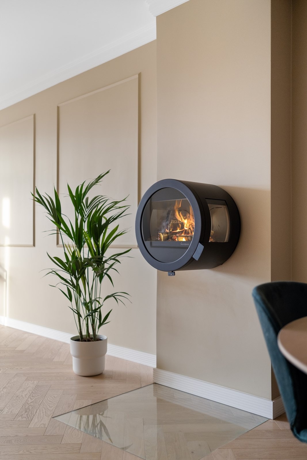 Vegghengt peis fra 2025 av typen ME Wall fra Nordpeis med innsyn fra tre sider. Galleribilde