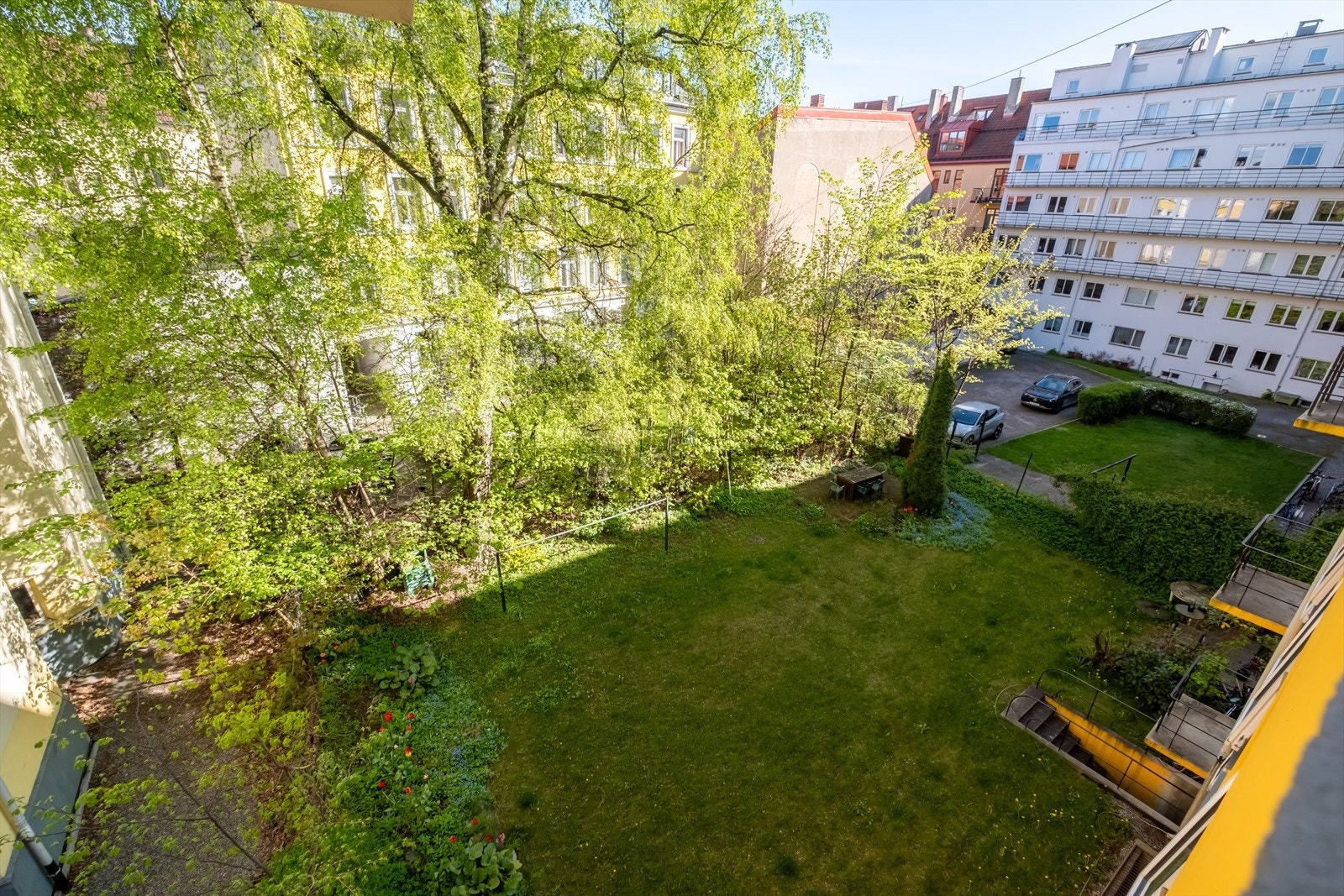 Bakgård. Galleribilde