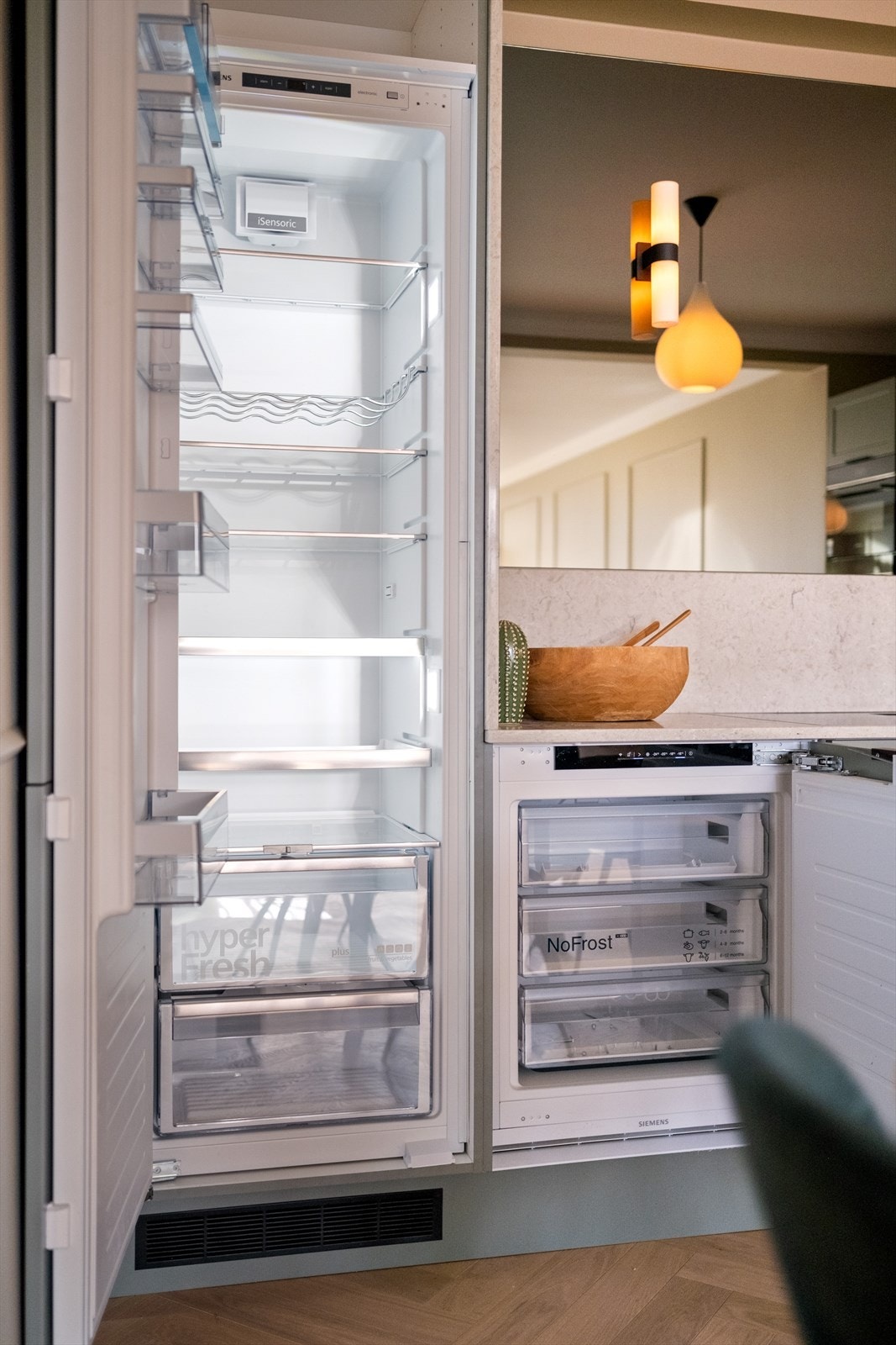 Stort integrert kjøleskap og fryser under benk. Galleribilde