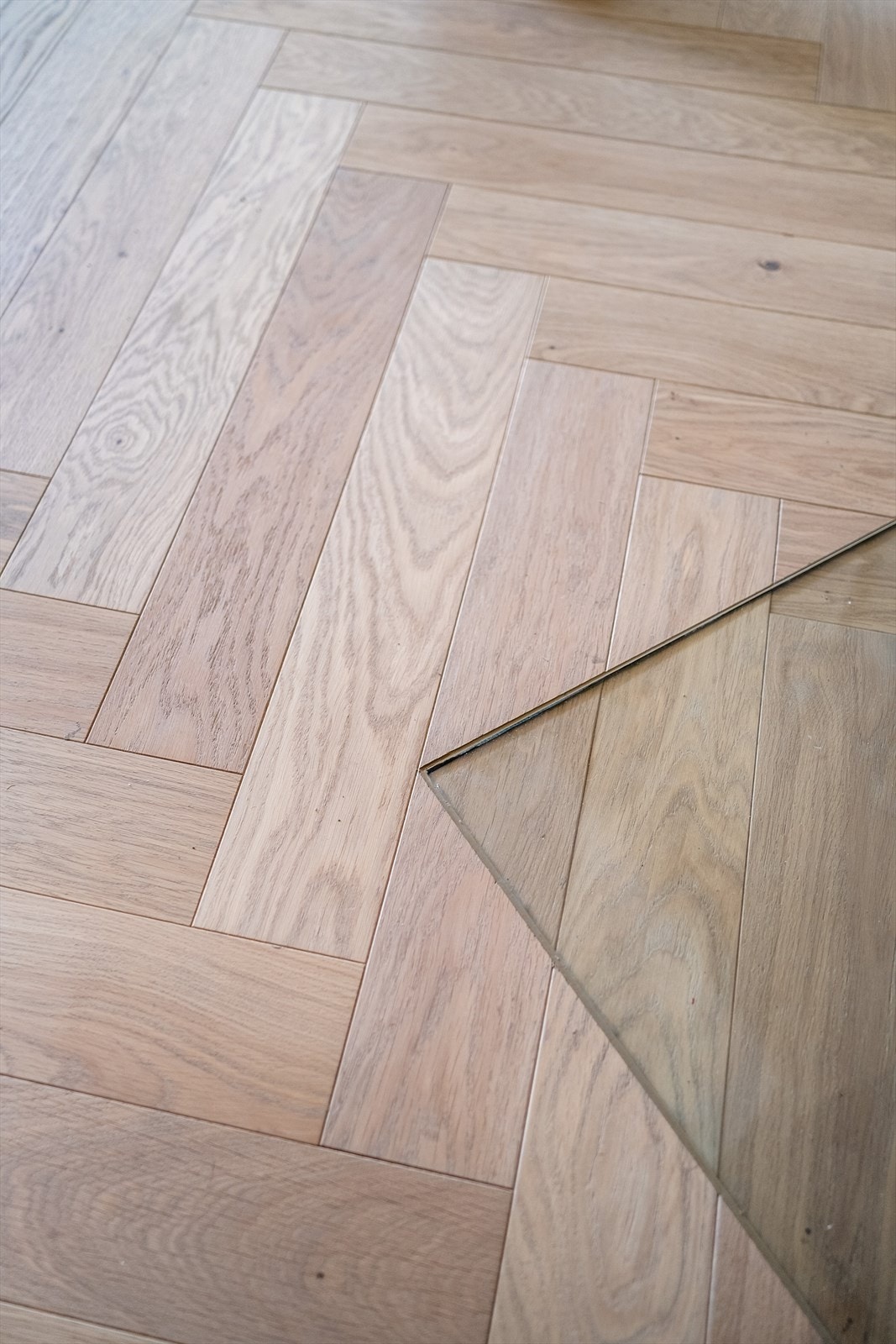 Det er montert glassplate foran peisen som er nøye integrert i parketten slik at det er sømløs overgang mellom plate og gulv. Galleribilde