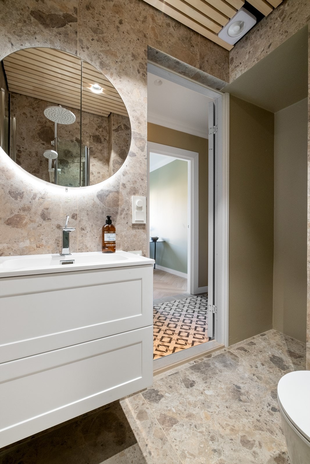 Baderommet har opplegg for vaskemaskin og tørketrommel. Det er også elektrisk styrt vifte på baderommet. Galleribilde