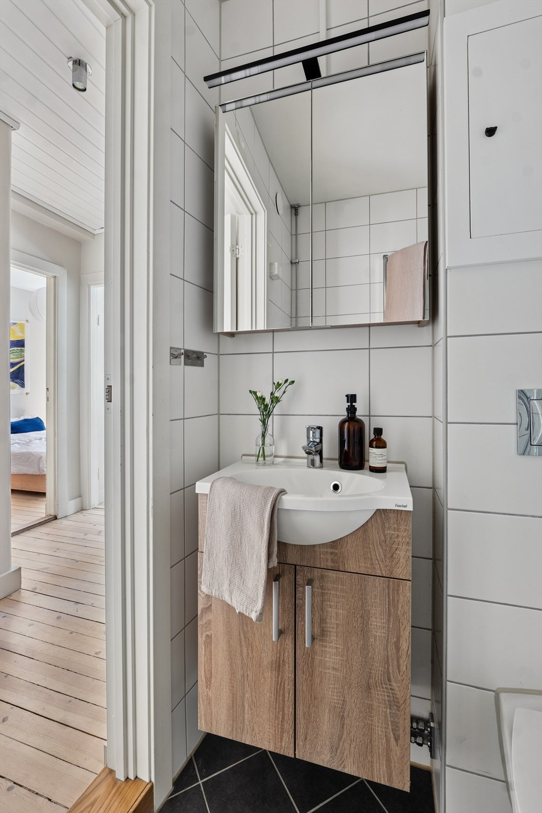 Heldekkende servant med skapseksjon og overskap med speilfronter Galleribilde