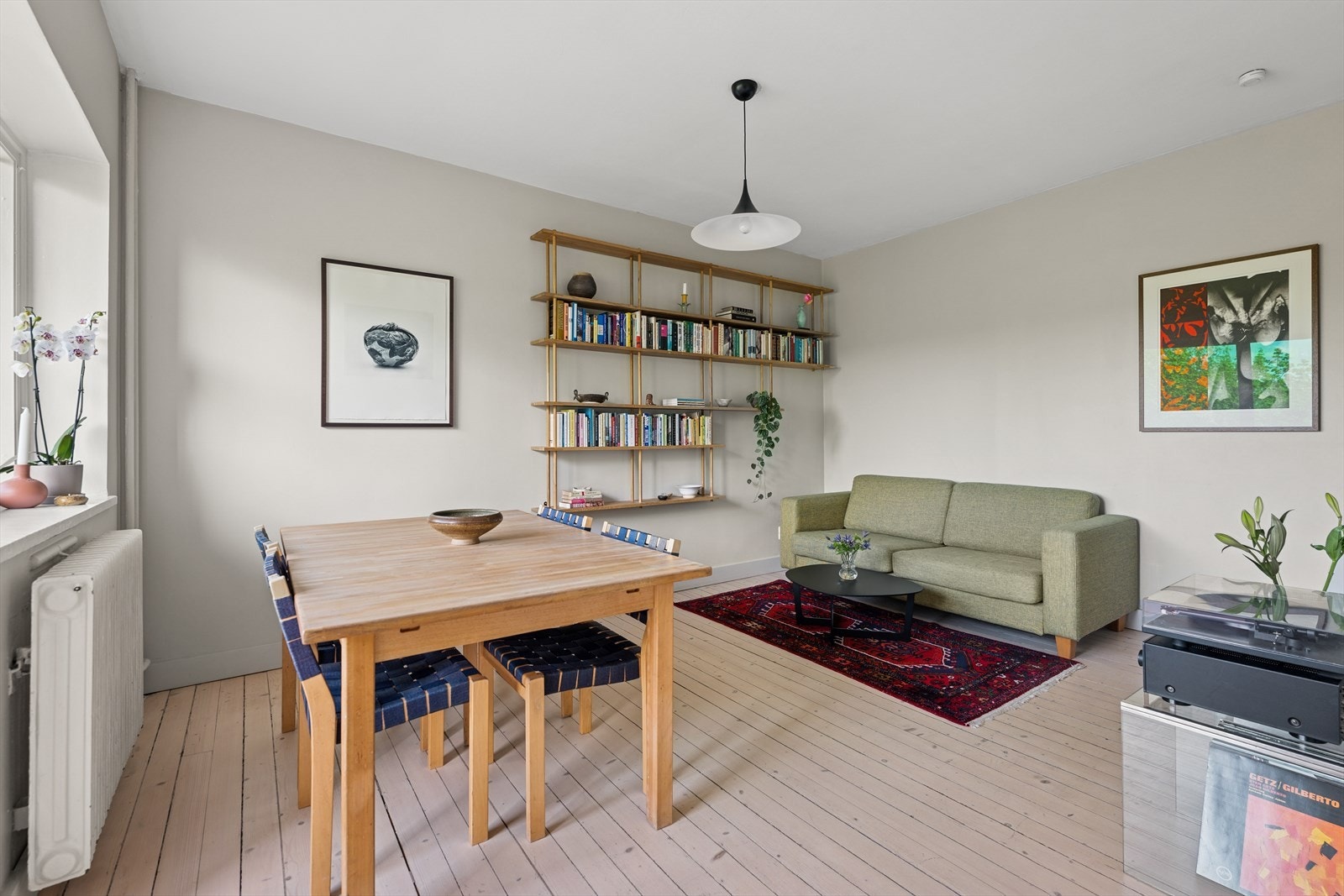 Leiligheten blir oppvarmet med radiatorer tilknyttet fjernvarmeanlegg Galleribilde