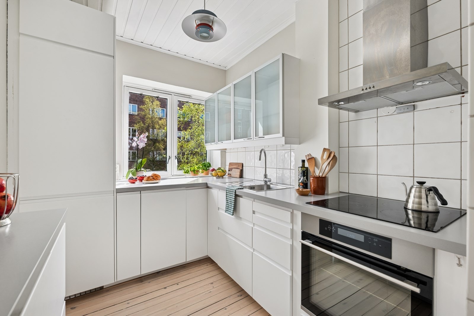 Kjøkken fra 2016 med integrerte hvitevarer Galleribilde