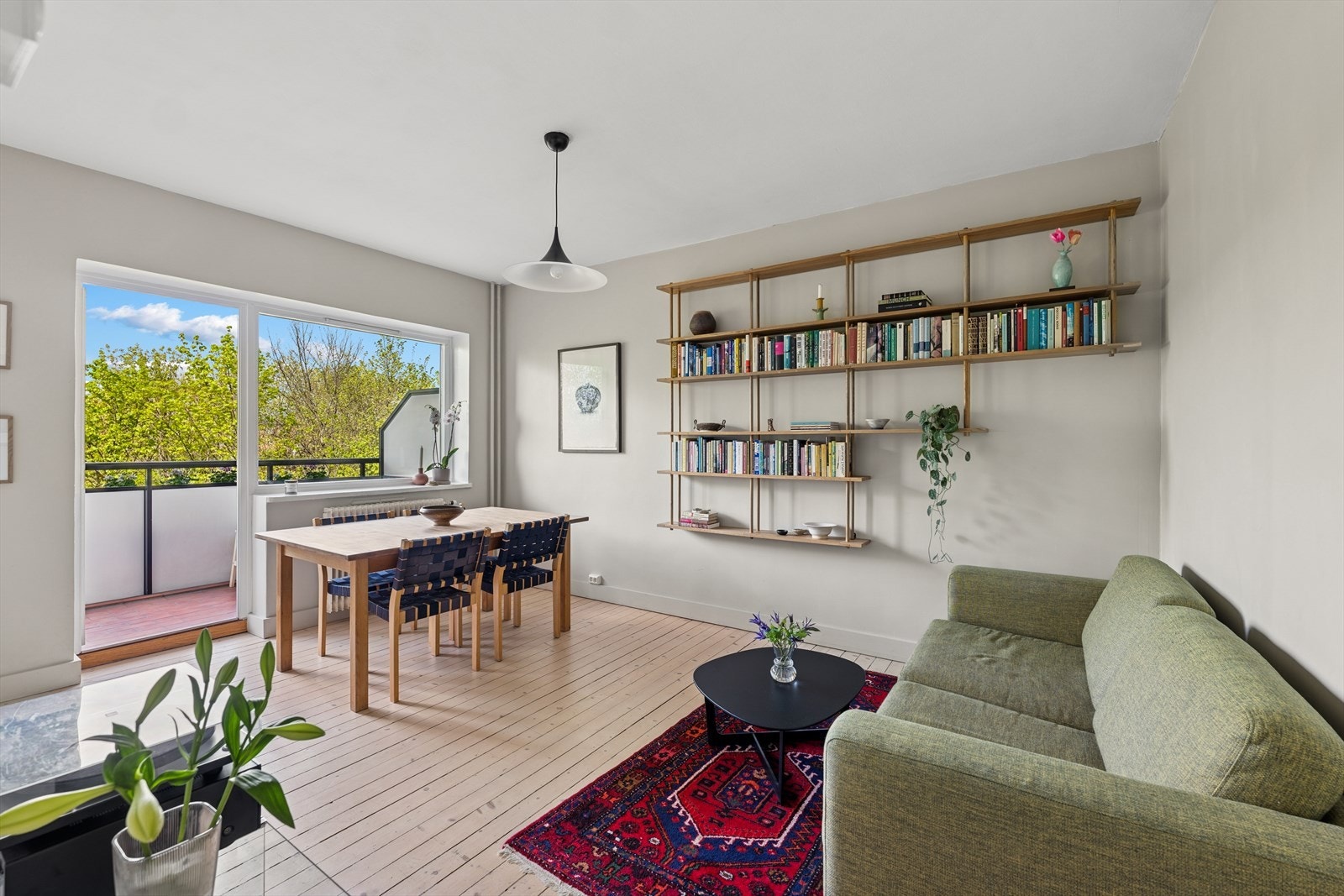 I stuen får du også plass til et stort spisebord med plass til flere gjester Galleribilde