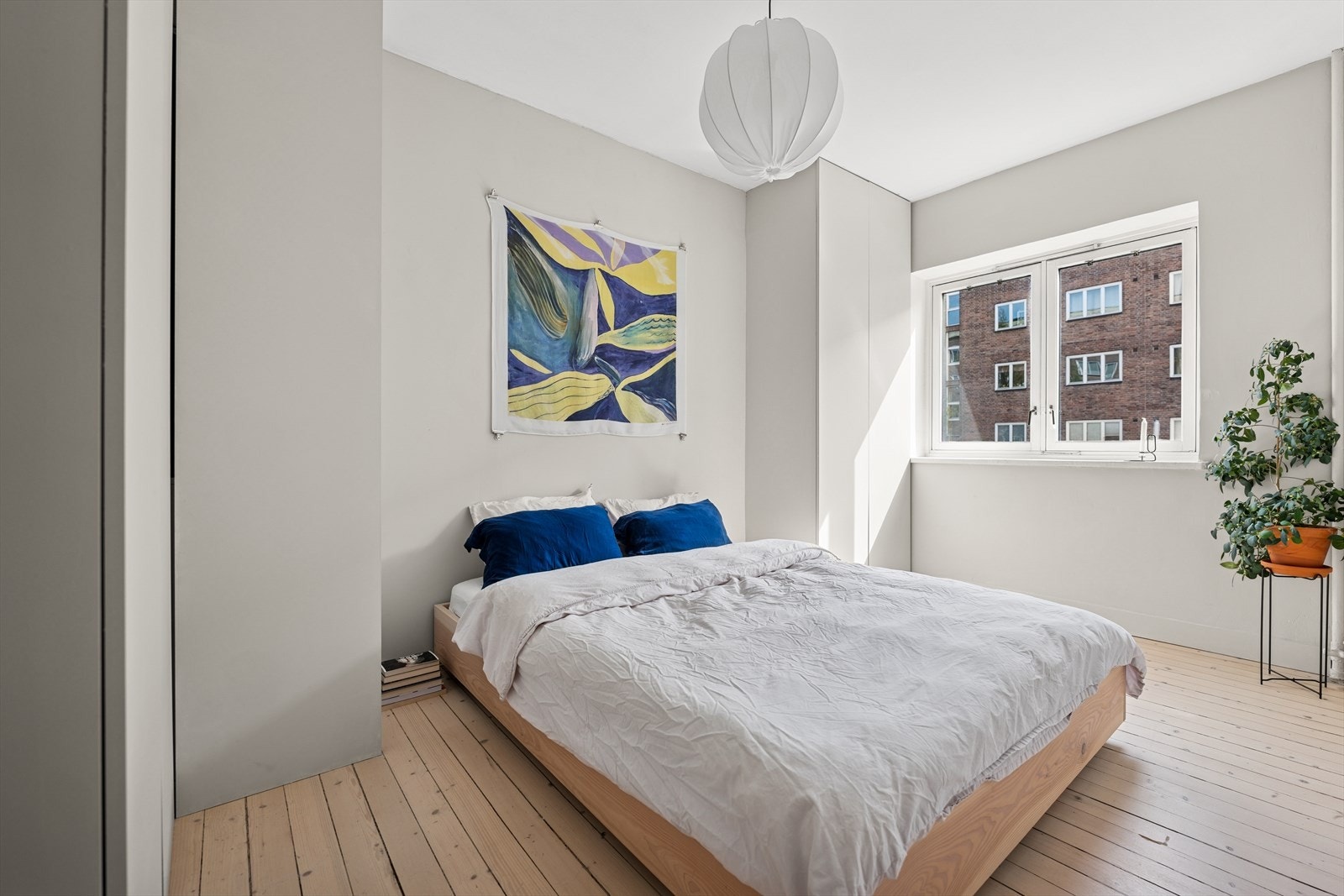 Hovedsoverommet i leiligheten er av god størrelse. Her har du plass til stor seng og nattbord på begge sider Galleribilde