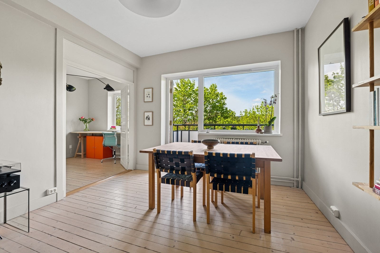 Leiligheten er lys og luftig takket være stuens store vindusflater Galleribilde