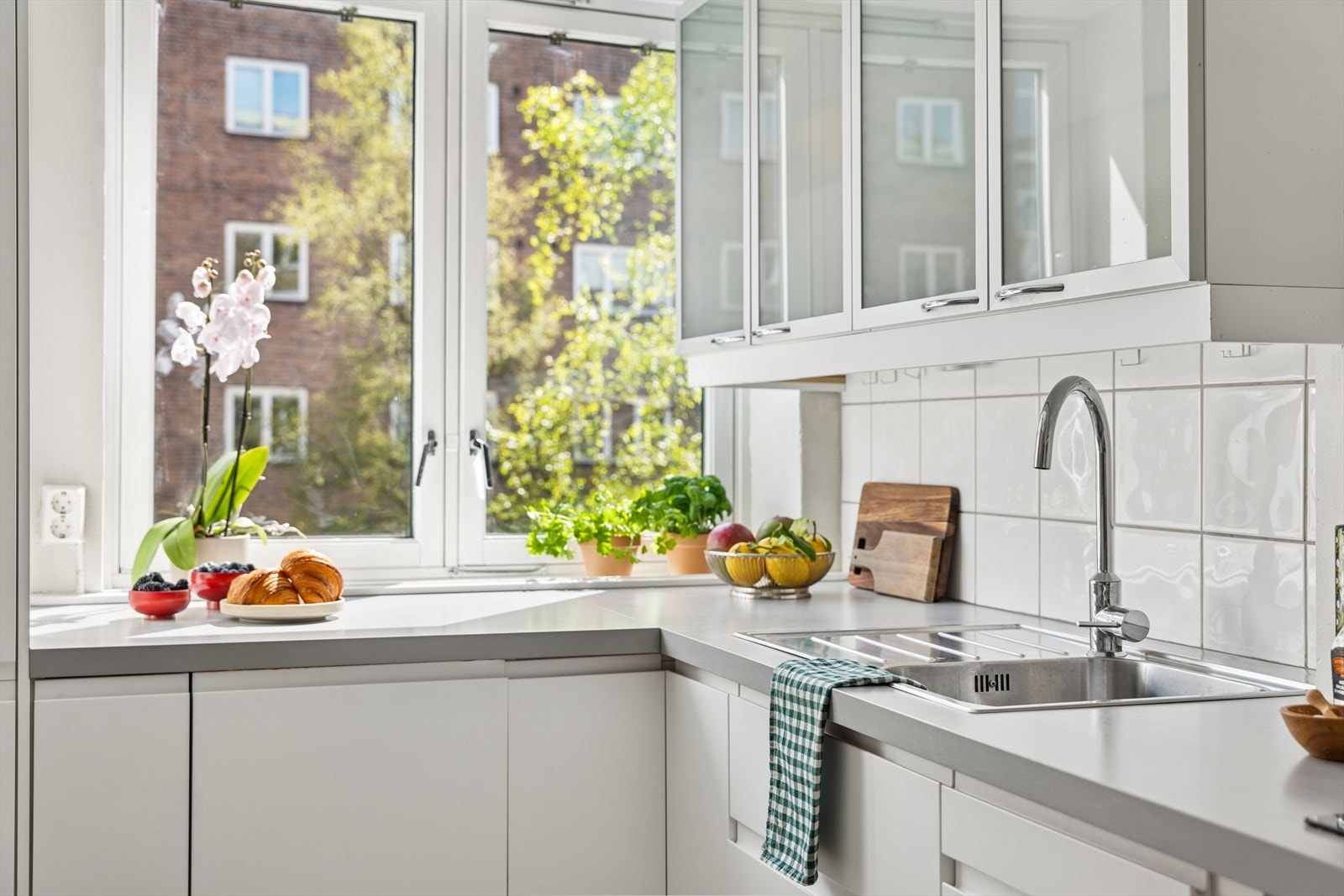 Kjøkkenet vender ut mot den rolige gaten i Schouterrassen Galleribilde