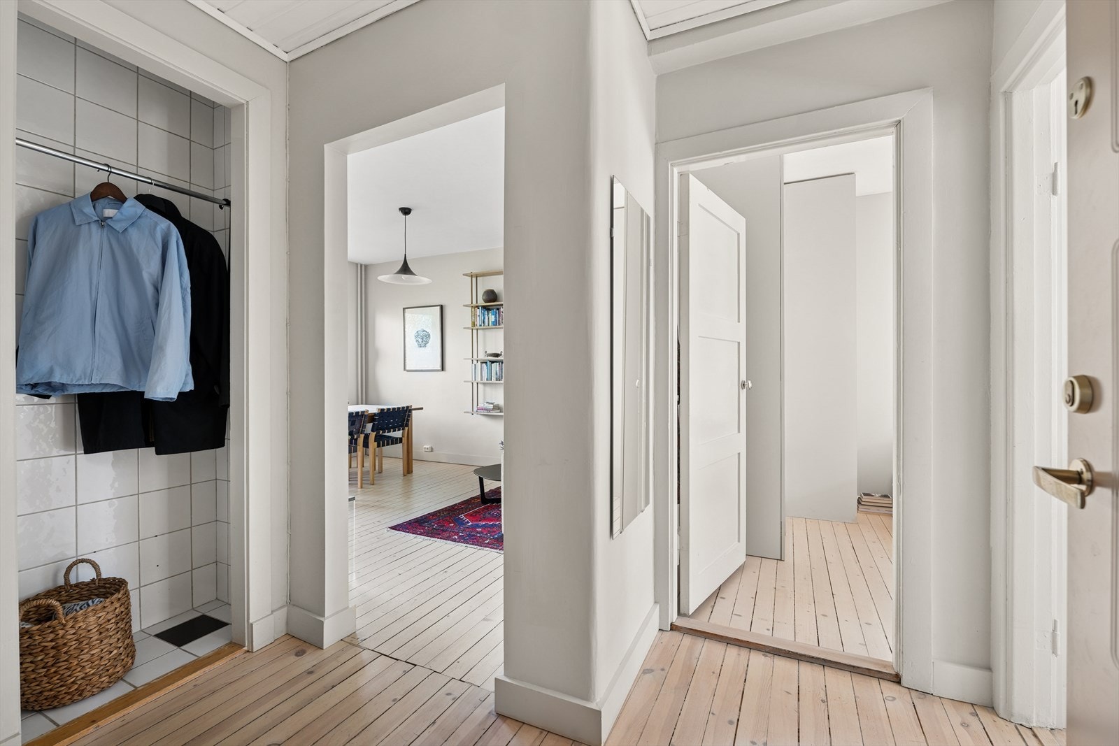 Tilknyttet entreen er det et praktisk kott for oppbevaring Galleribilde