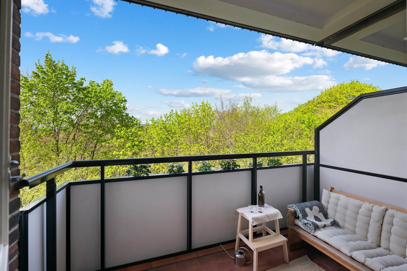 Fra stuen er det utgang til en luftig balkong hvor du sitter svært skjermet til Galleribilde