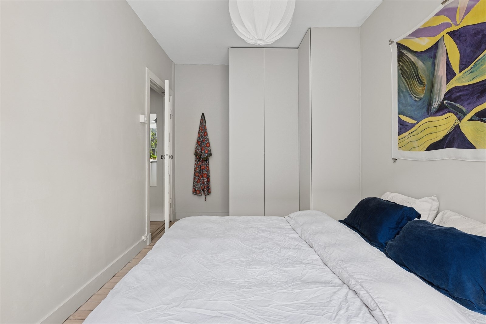 Soverommet har i tillegg rikelig med oppbevaringsmuligheter i garderobeskapene Galleribilde