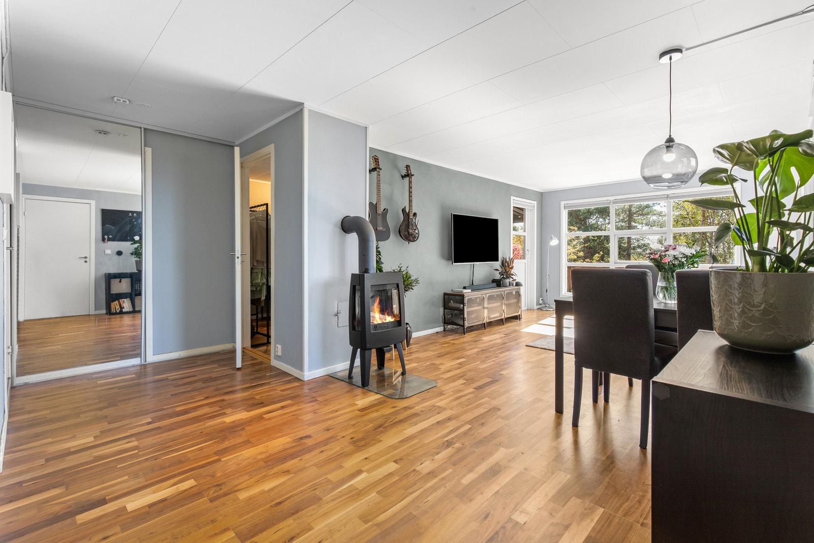 Inngang til innvendig bod/lagringsrom via speil-skyvedør Galleribilde