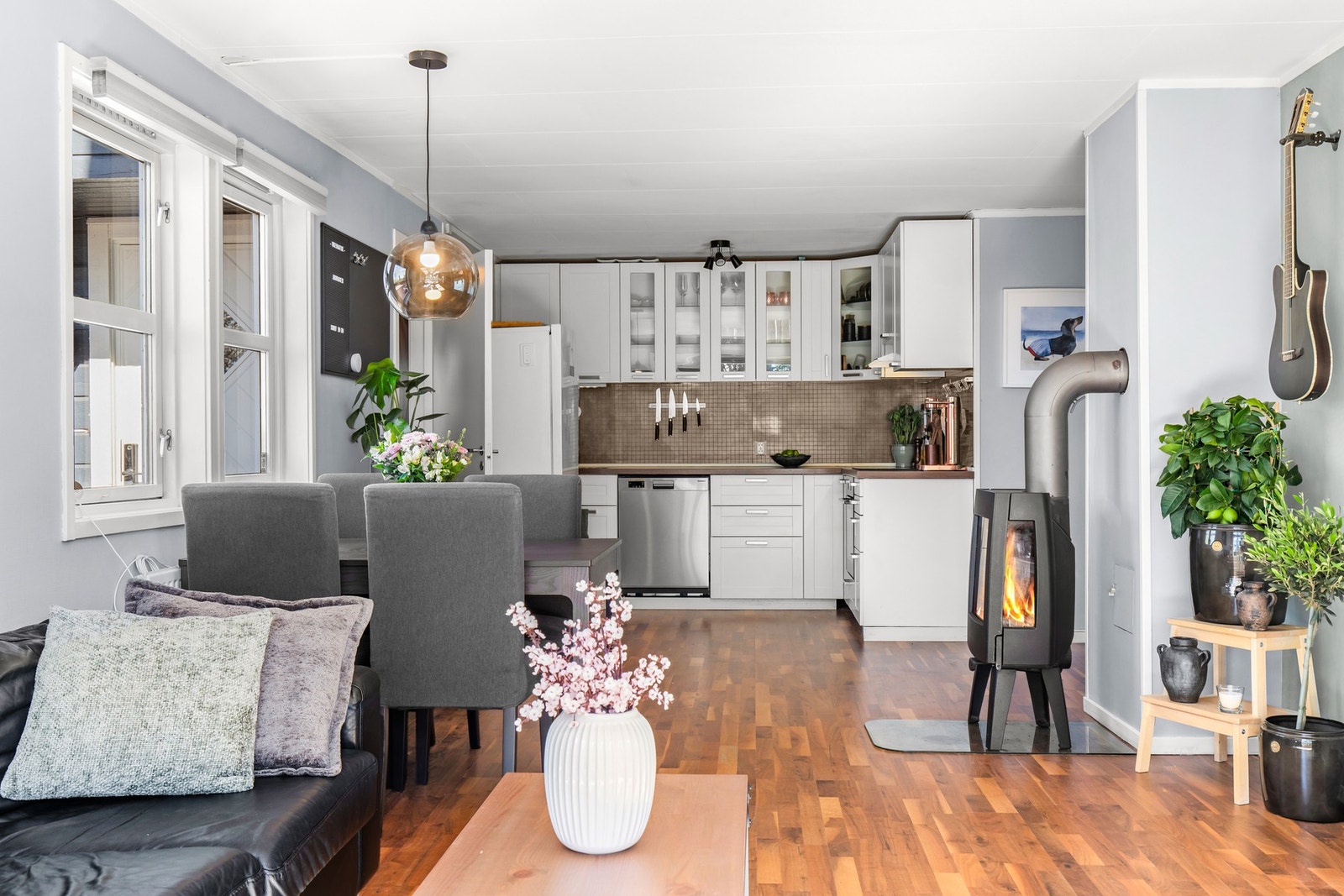 På kalde høst og vinterdager er det deilig med peis i stuen Galleribilde