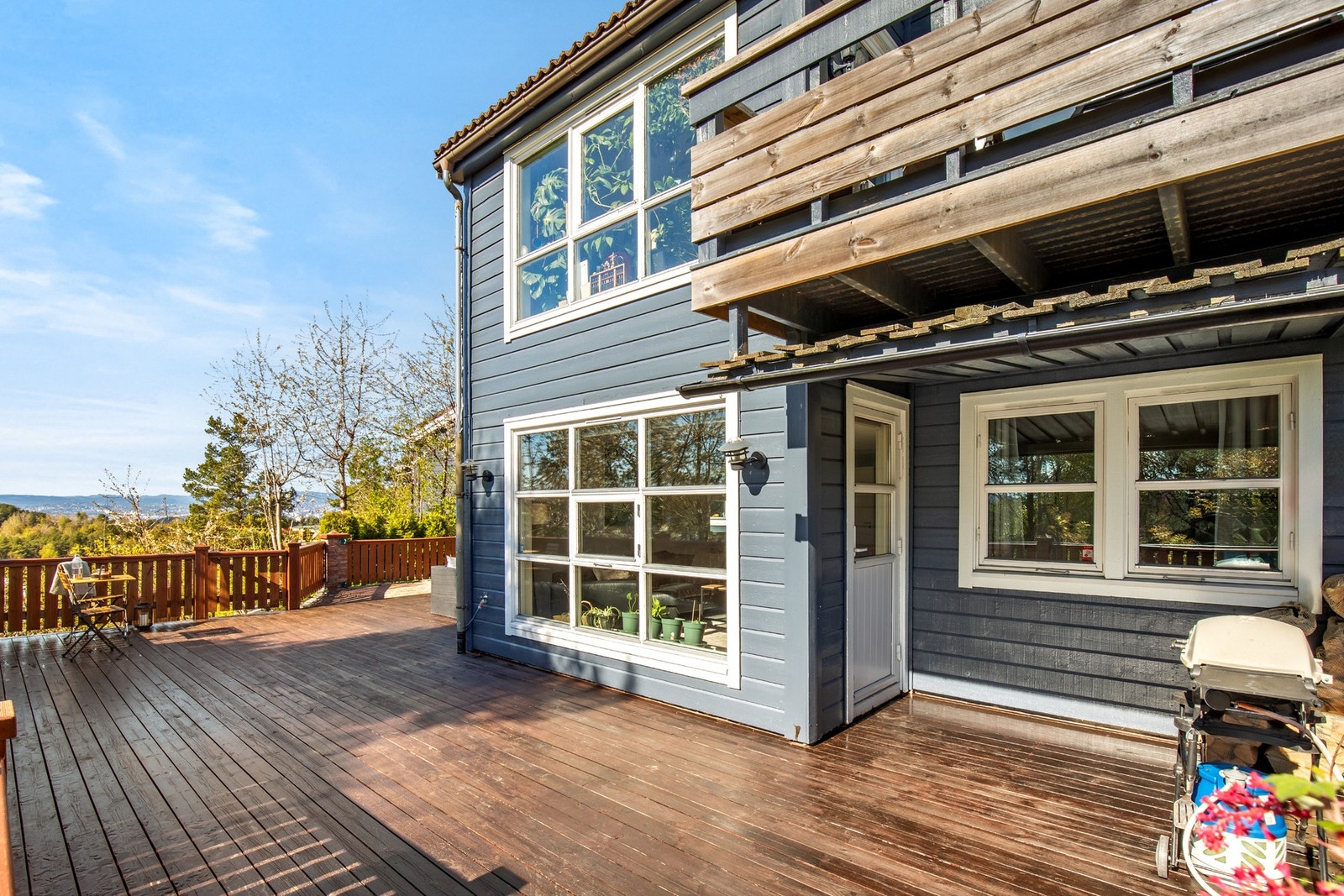 Selger opplever denne leiligheten som svært skjermet fra andre - her bor man i usjenerte omgivelser og kan nyte dagene fullt ut Galleribilde