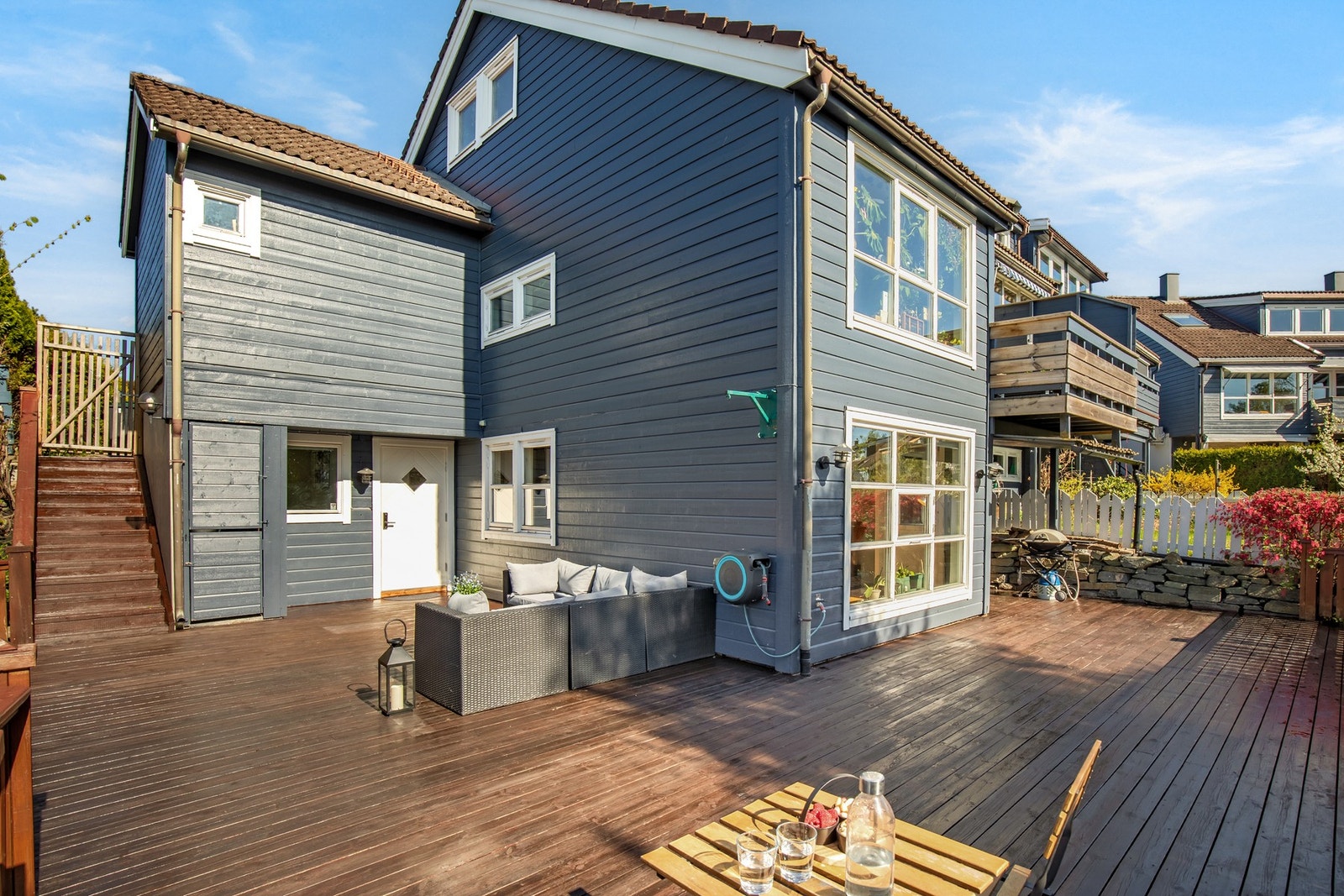 Inngang på høyre side via trapp ned til terrasse - her kan du virkelig boltre deg i solrike omgivelser Galleribilde